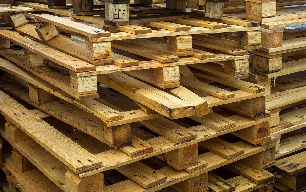 Pallet in legno impilati — immagine illustrativa